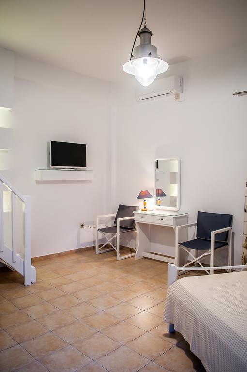 Seaside Apartments Adamantas  Bagian luar foto